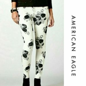 AEO Black & White Floral Stretch Jegging Jeans
